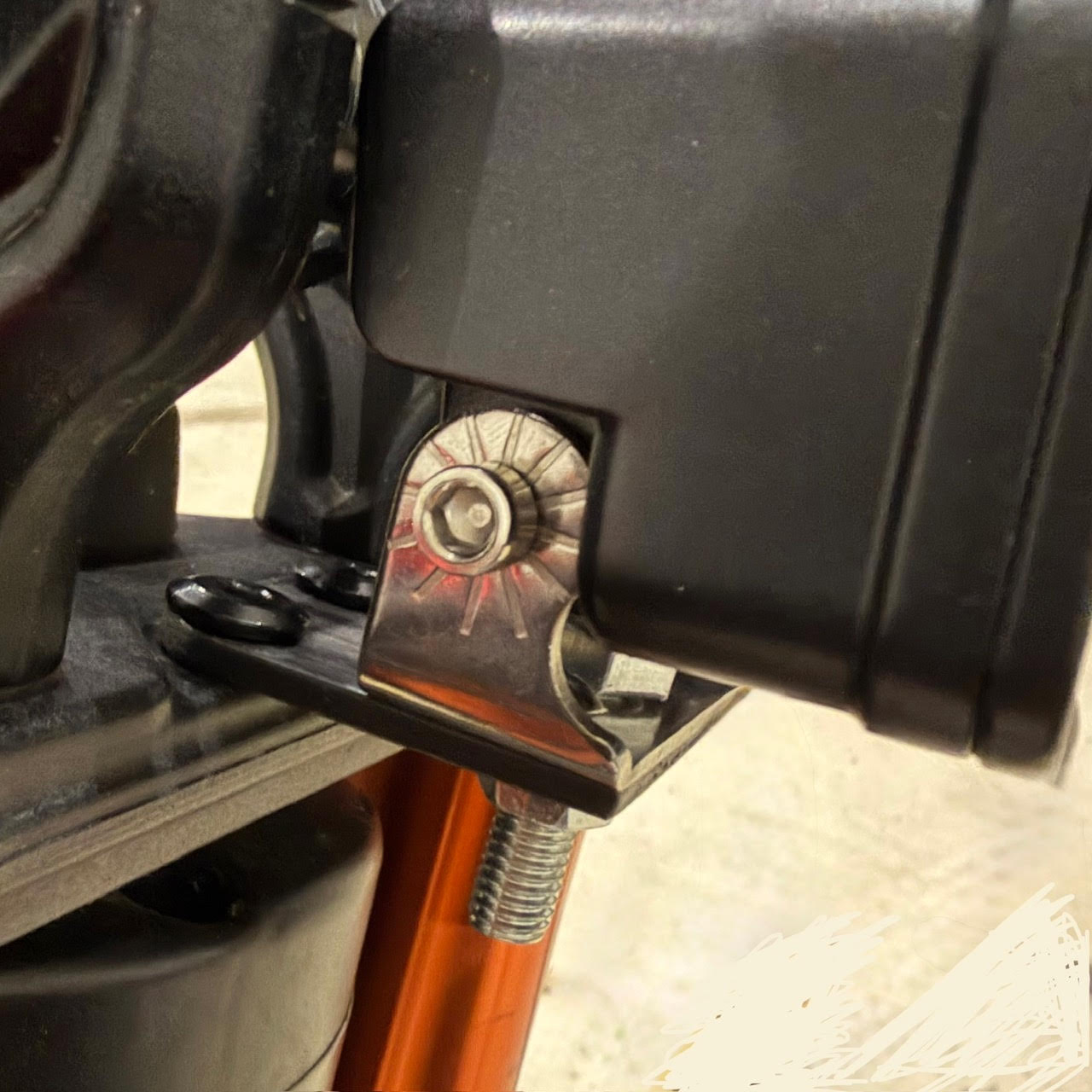 Tuttio Baja Mounting Bracket (Metal, comes w/ bolts)